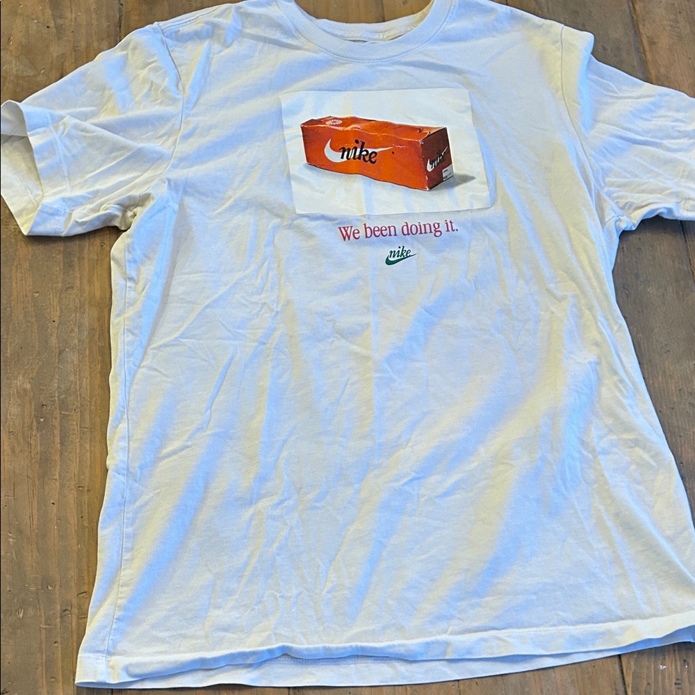 Nike Graphic Tee Size L
